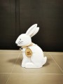 Zając wielkanocny z zawieszką biały 18 cm