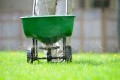 Siewnik ogrodowy na kółkach do nasion traw 15l