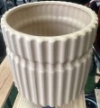 Osłonka na nóżkach na kwiaty ozdobna plastikowa 15,5x14,5 cm