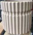 Osłonka na nóżkach na kwiaty ozdobna plastikowa 15,5x14,5 cm