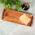 Prostokątna taca dekoracyjna z drewna akacji 40x15cm z metalowymi uchwytami