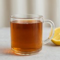 Szklany kubek z uchem 240 ml elegancki i praktyczny do napojów gorących