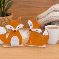 Dekoracyjna figurka filcowa lisek na drewnie 25x1x31cm ozdoba jesienna