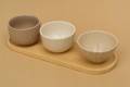 Zestaw 3 miseczek ceramicznych na drewnianej desce do serwowania 28,5x9cm