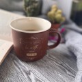Kubek z porcelany 380 ml brązowy ze złotym napisem do kawy i herbaty 1 szt.