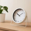 Zegar metalowy stołowy biurkowy minimalistyczny beżowy 18,5cm