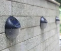 Lampa solarna naścienna ogrodowa okrągła ciepła biel czarna 11cm 1szt